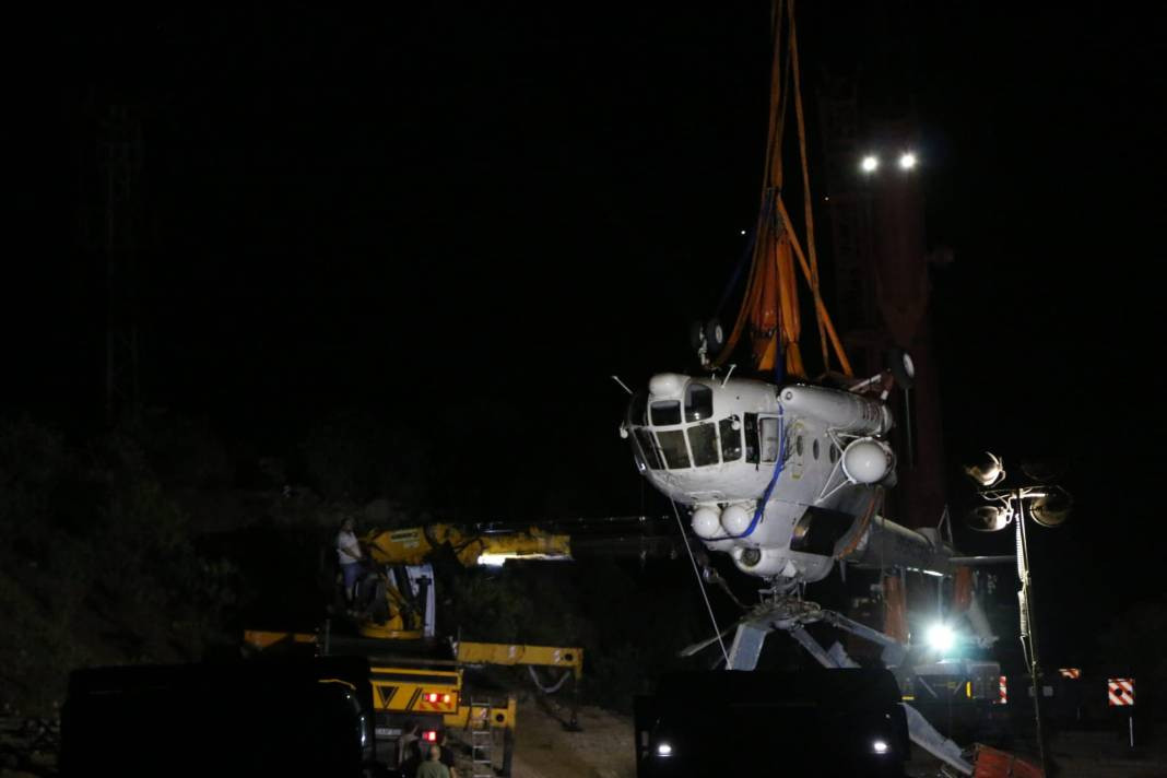 Adana'da göle düşen helikopterin enkazı JAK ve SAK Timleri tarafından çıkarıldı - Resim: 10